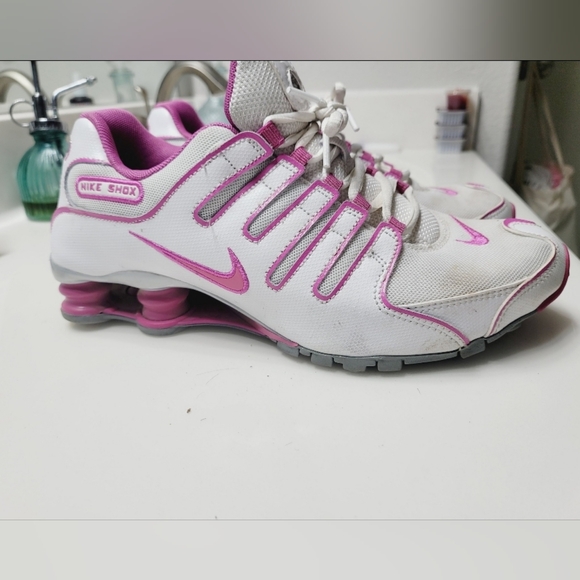 Womens Nike Shox Sneakers Pink & White Athletic Shoes - Picture 3 of 12